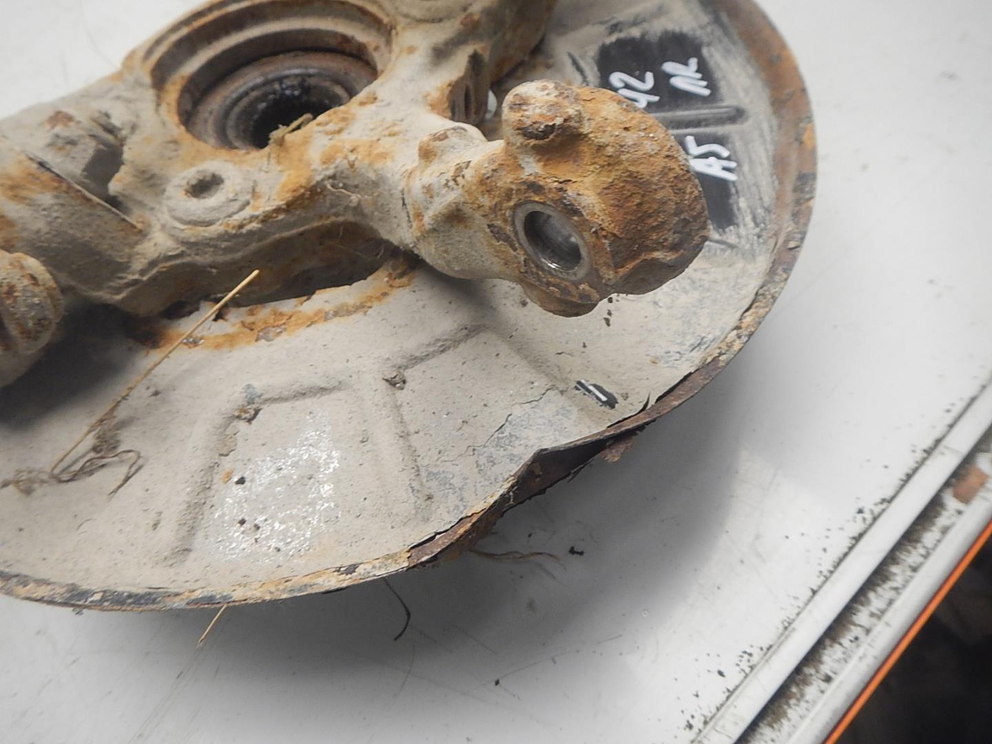 Кулак поворотный передний правый