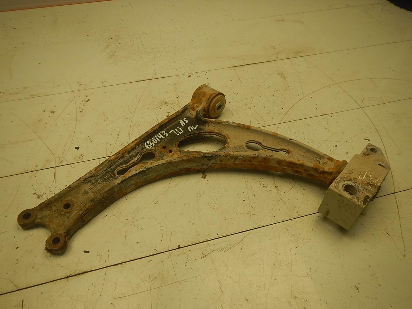 Рычаг передний левый