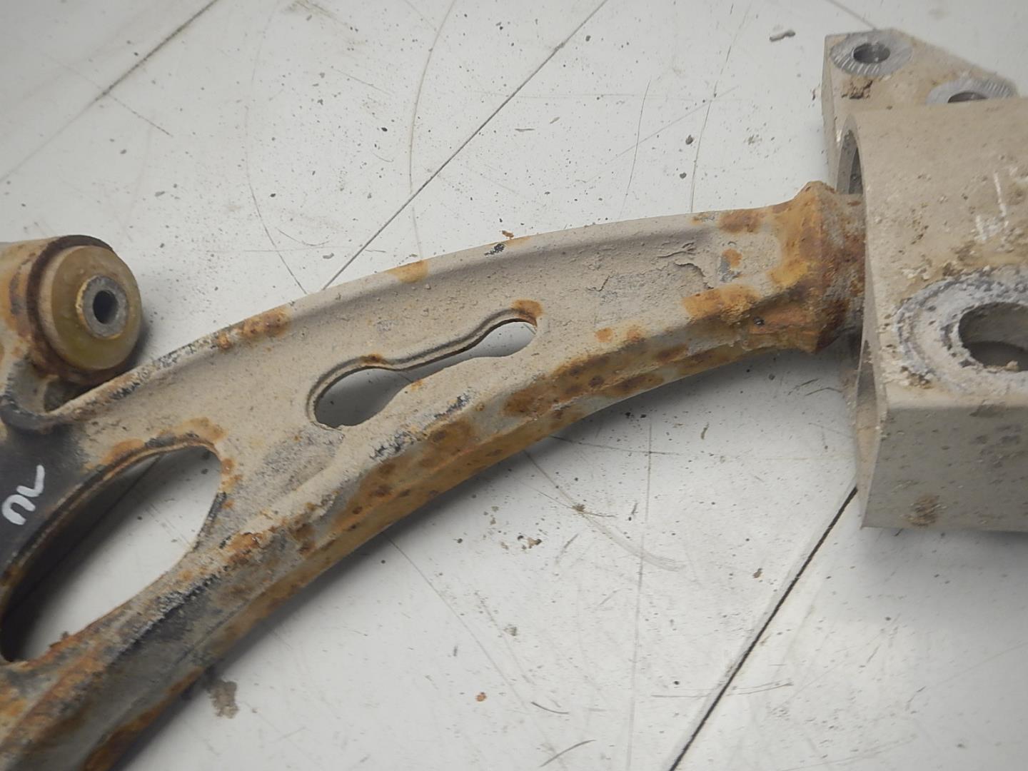 Рычаг передний левый