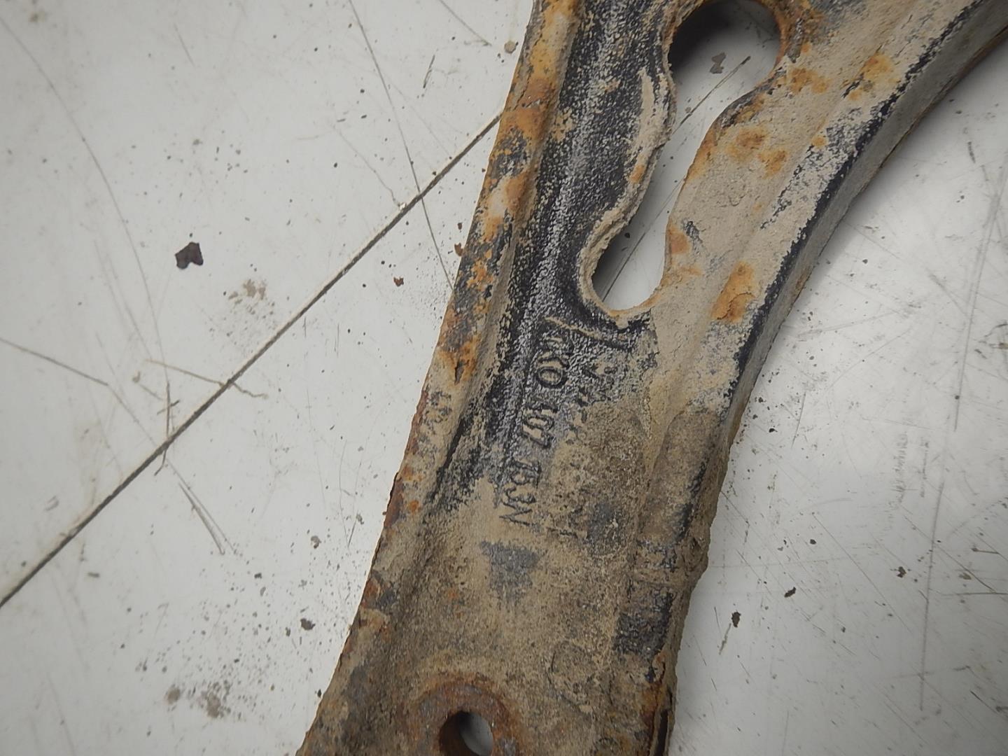 Рычаг передний левый