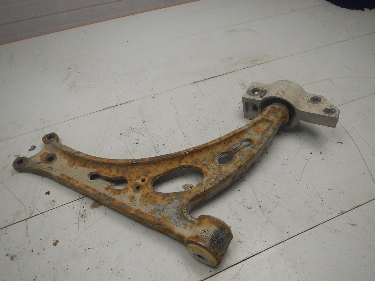 Рычаг передний левый