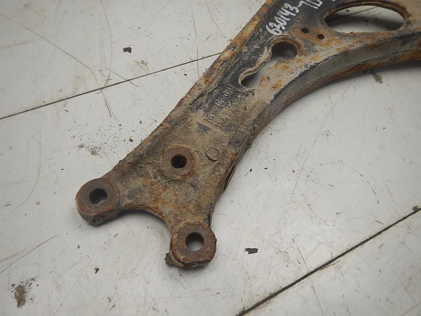 Рычаг передний левый