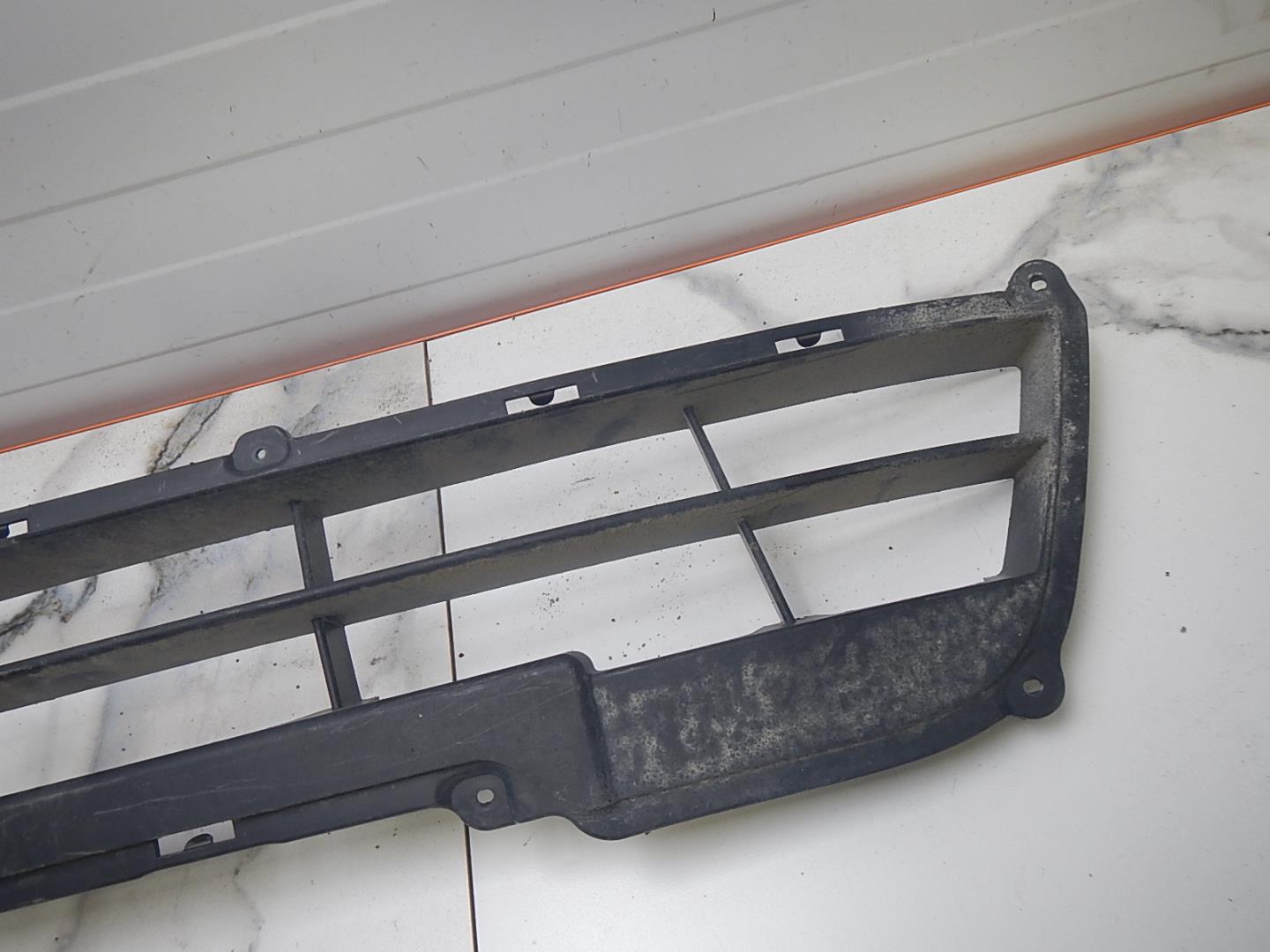 Решетка в бампер центральная