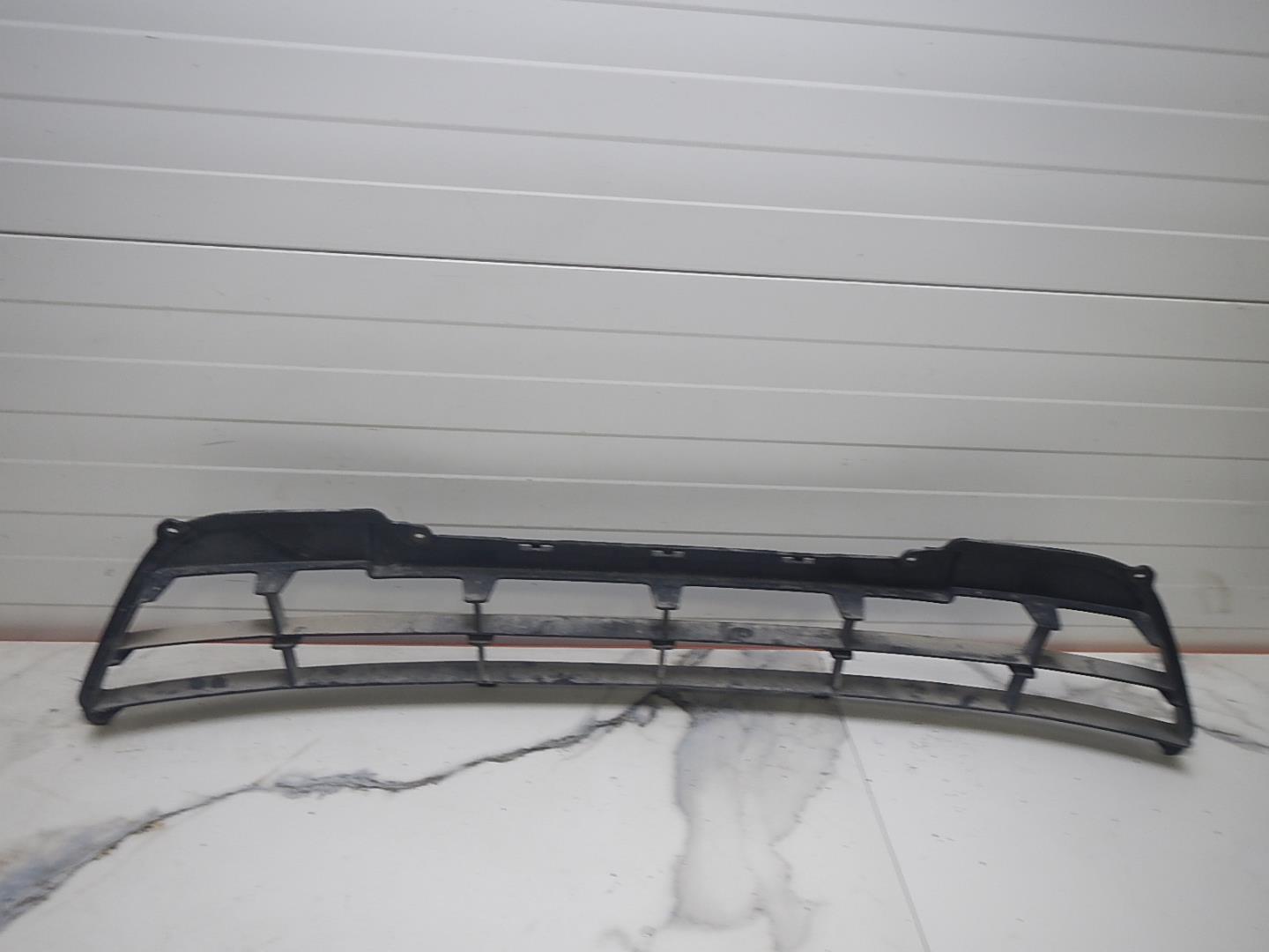 Решетка в бампер центральная