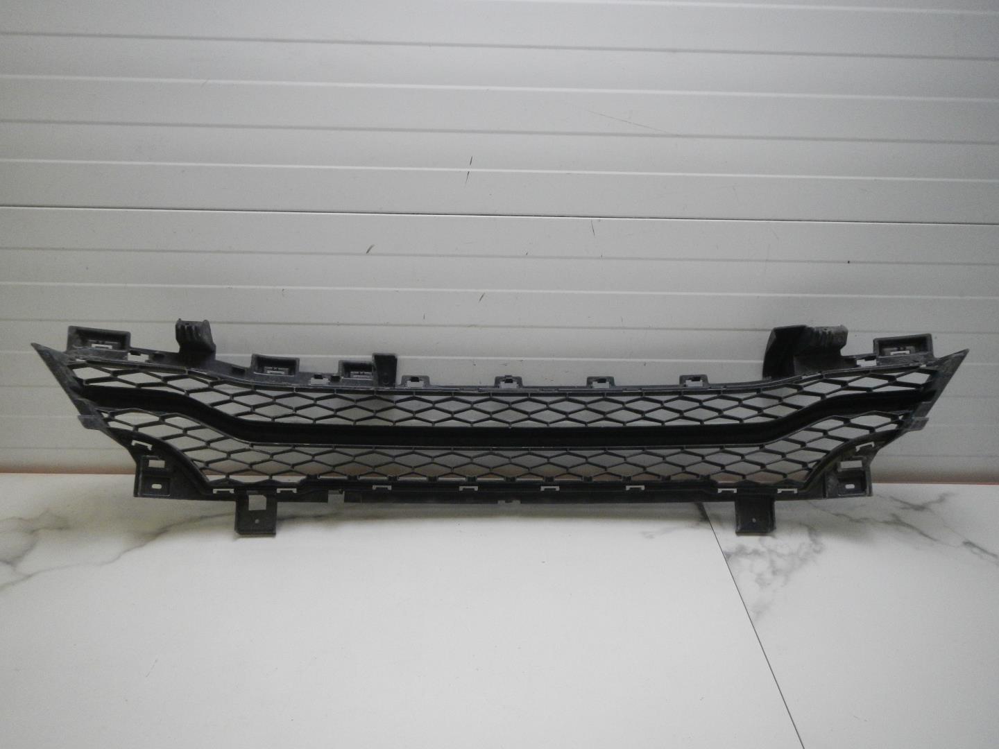 Решетка в бампер центральная