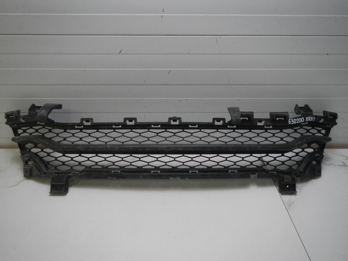 Решетка в бампер центральная