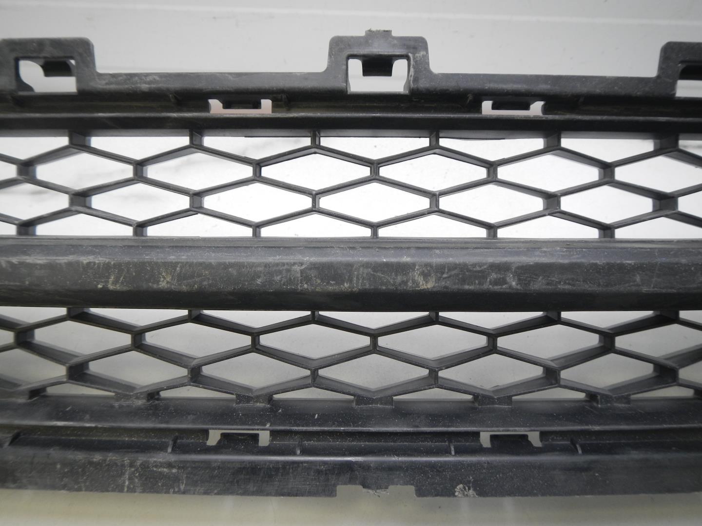 Решетка в бампер центральная