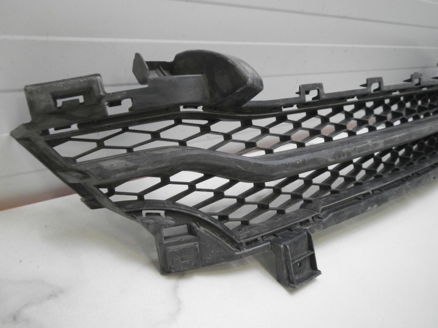 Решетка в бампер центральная