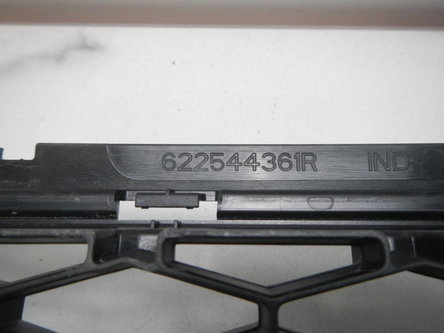 Решетка в бампер центральная