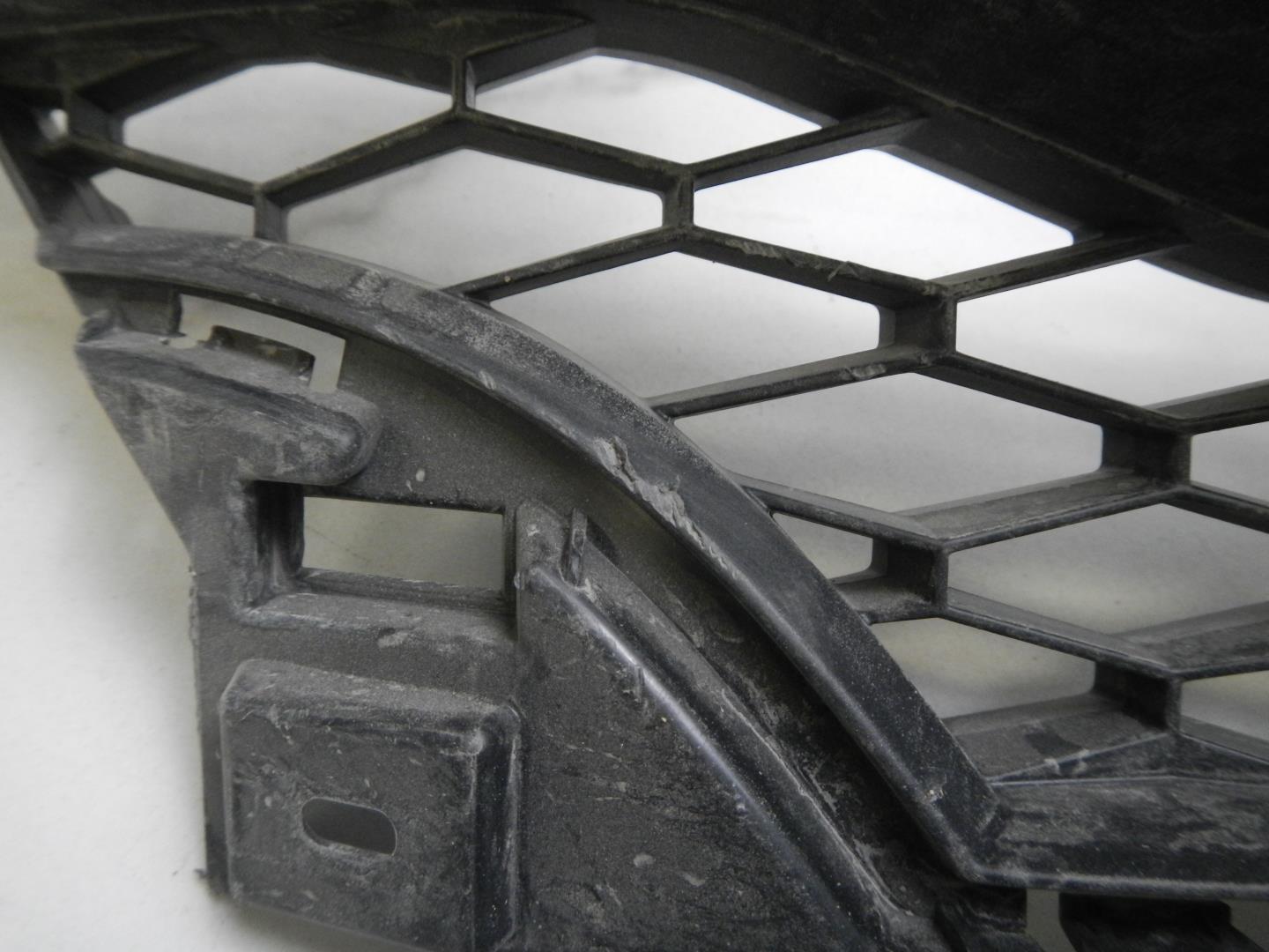 Решетка в бампер центральная