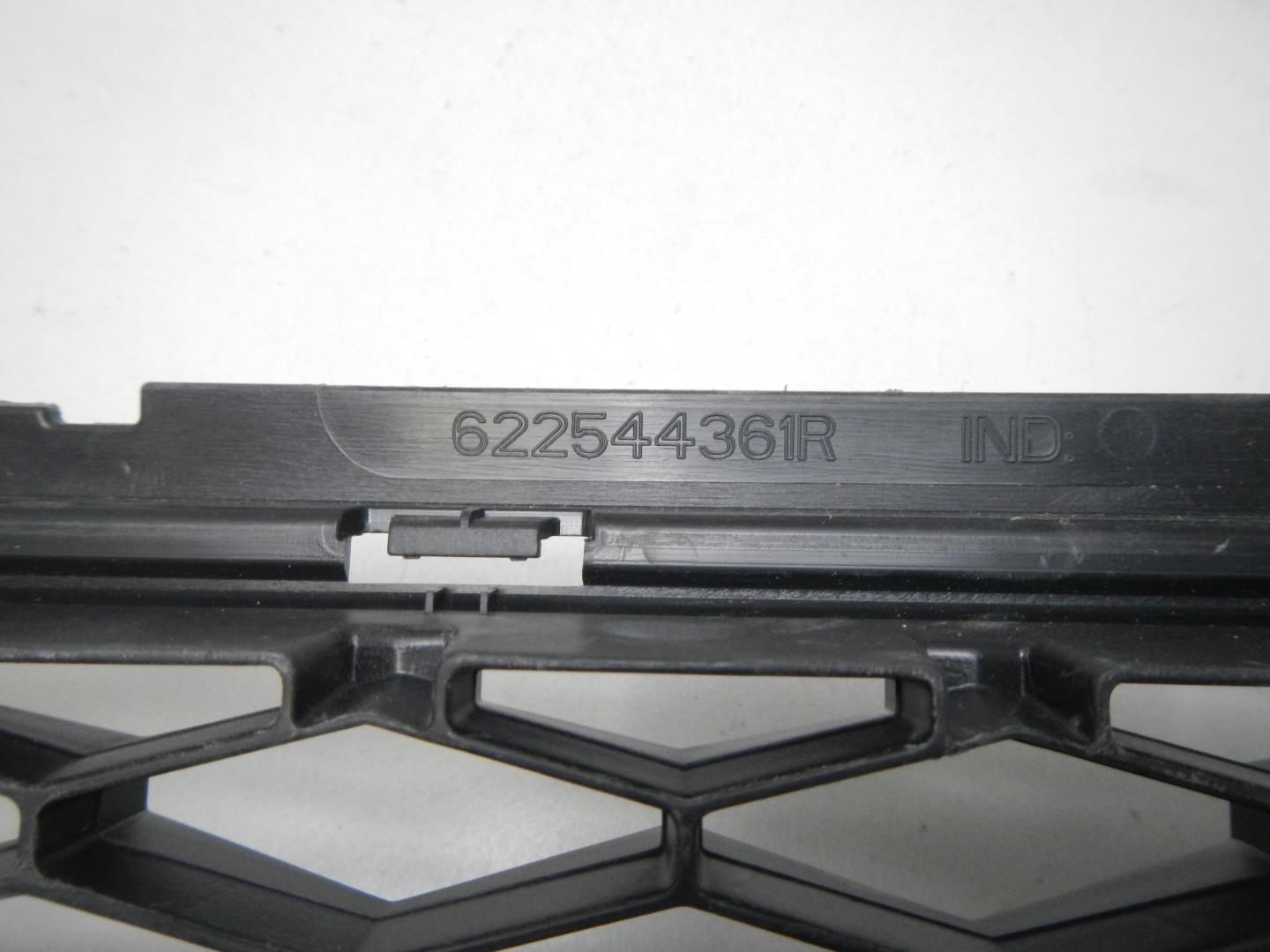 Решетка в бампер центральная