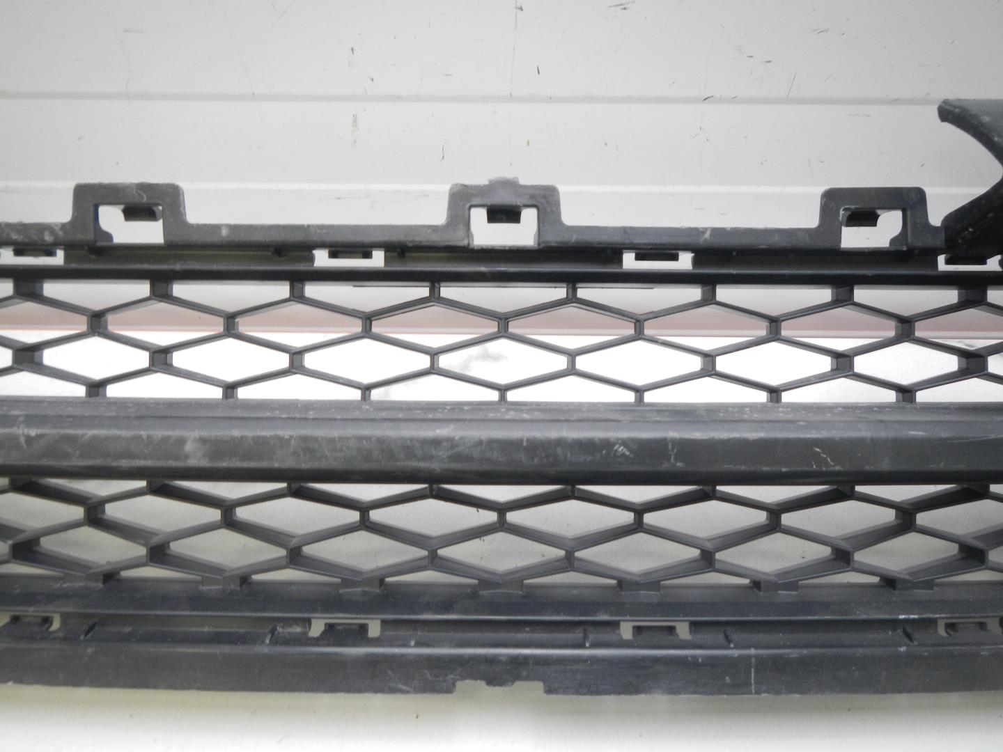 Решетка в бампер центральная