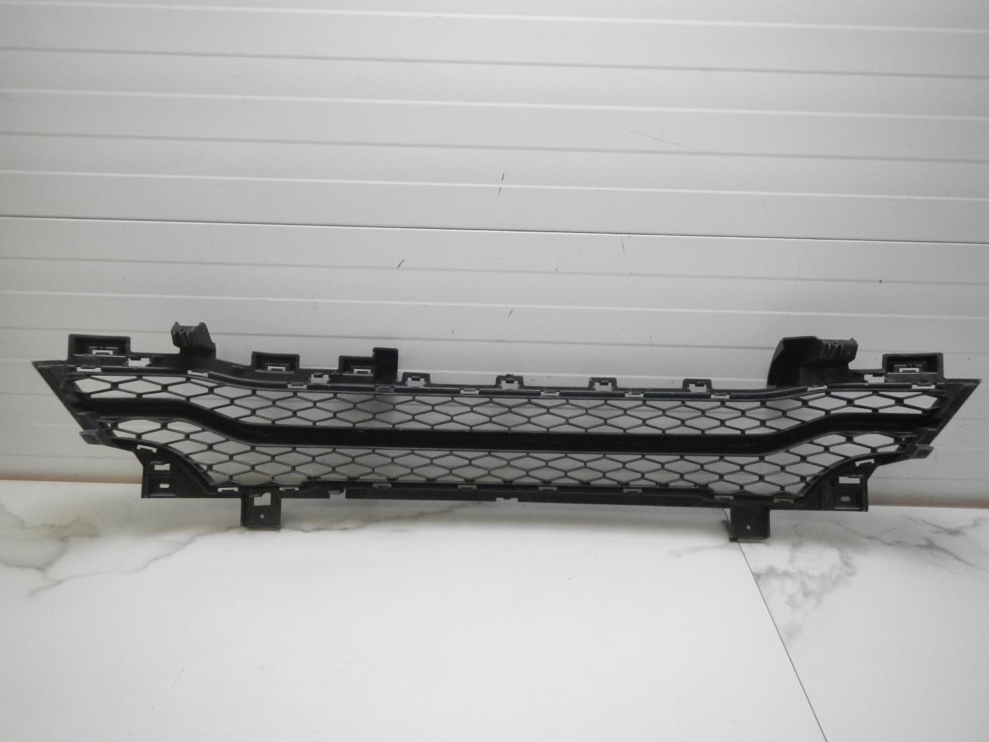 Решетка в бампер центральная