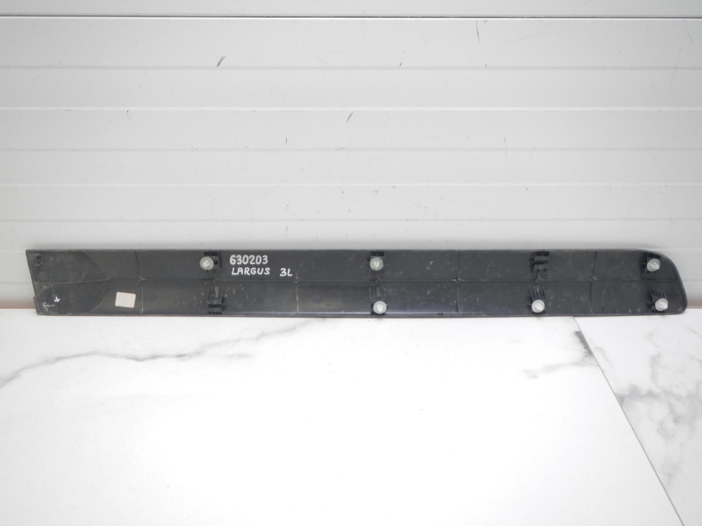 Молдинг задней левой двери