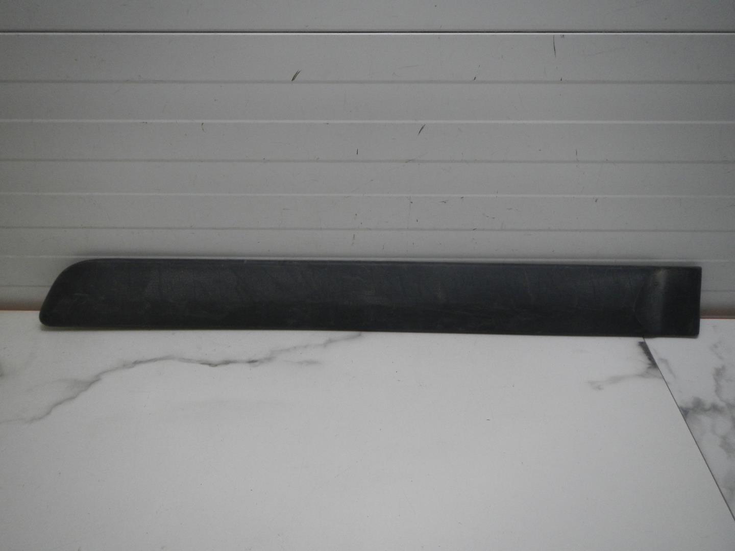 Молдинг задней левой двери