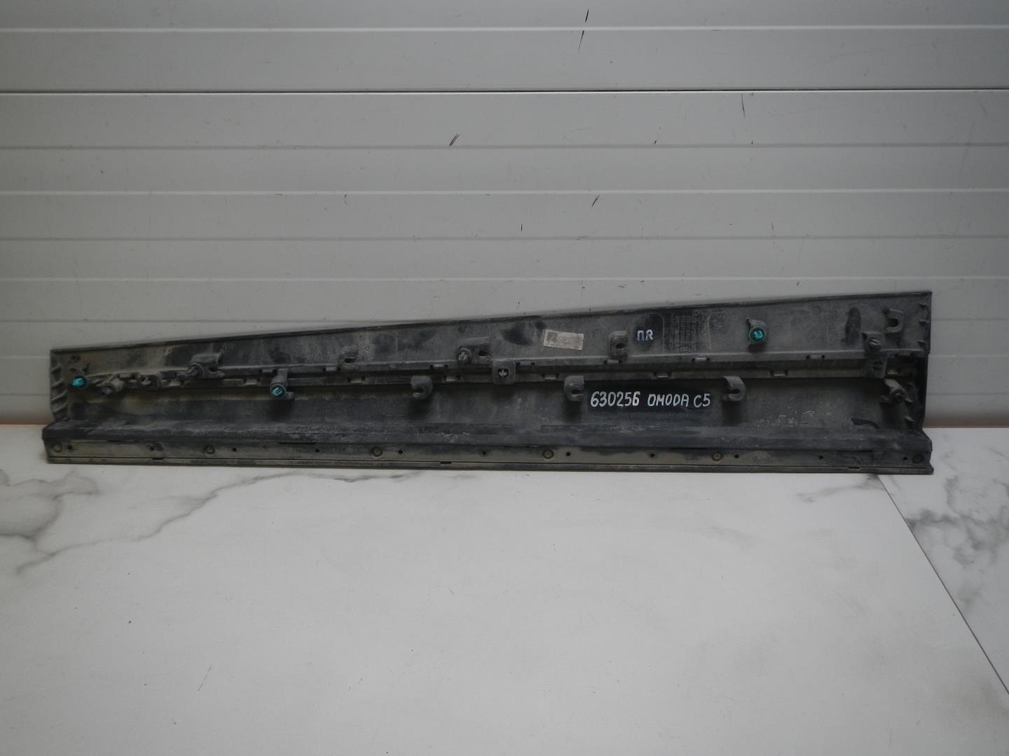 Молдинг передней правой двери