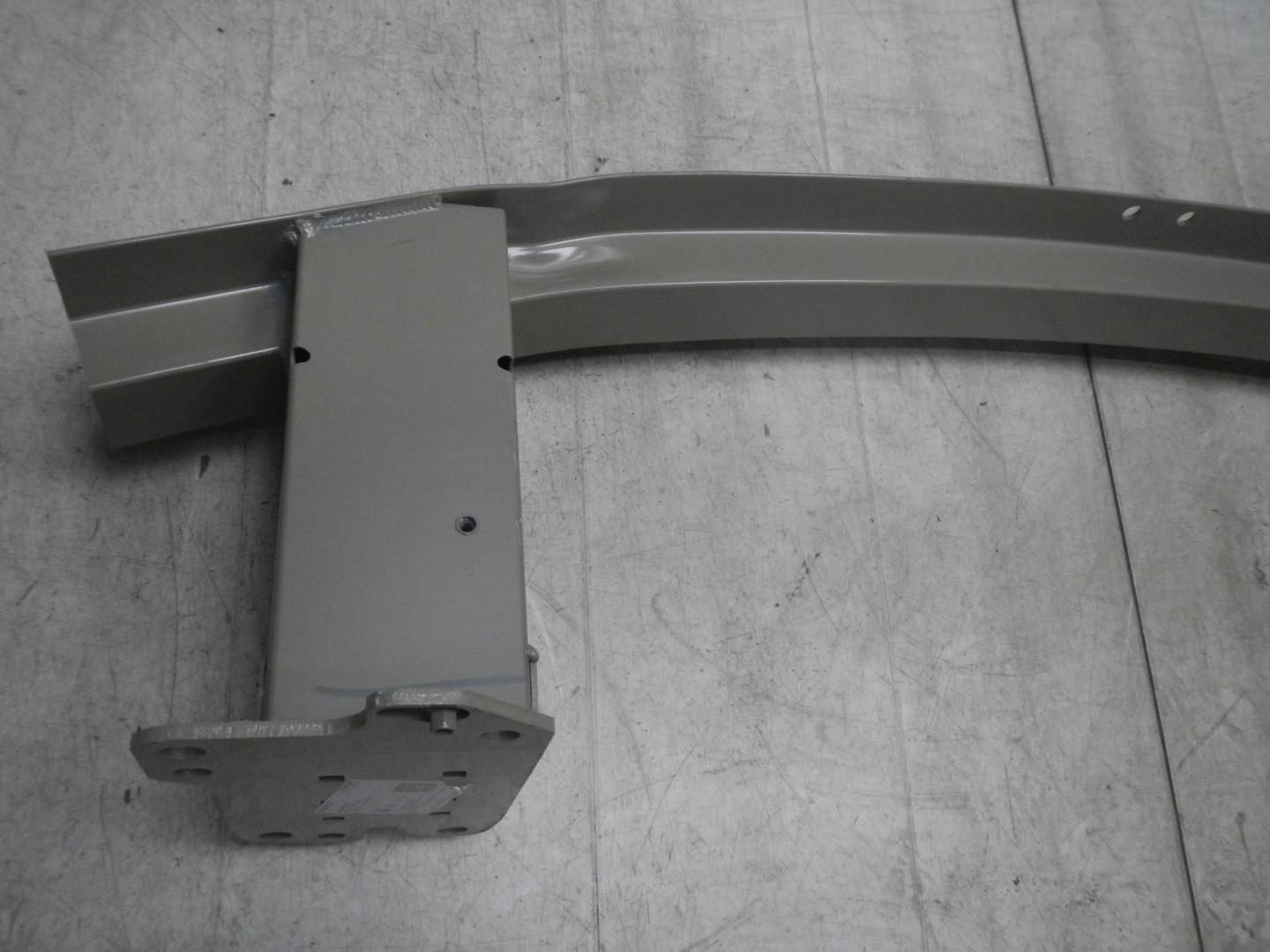 Усилитель переднего бампера