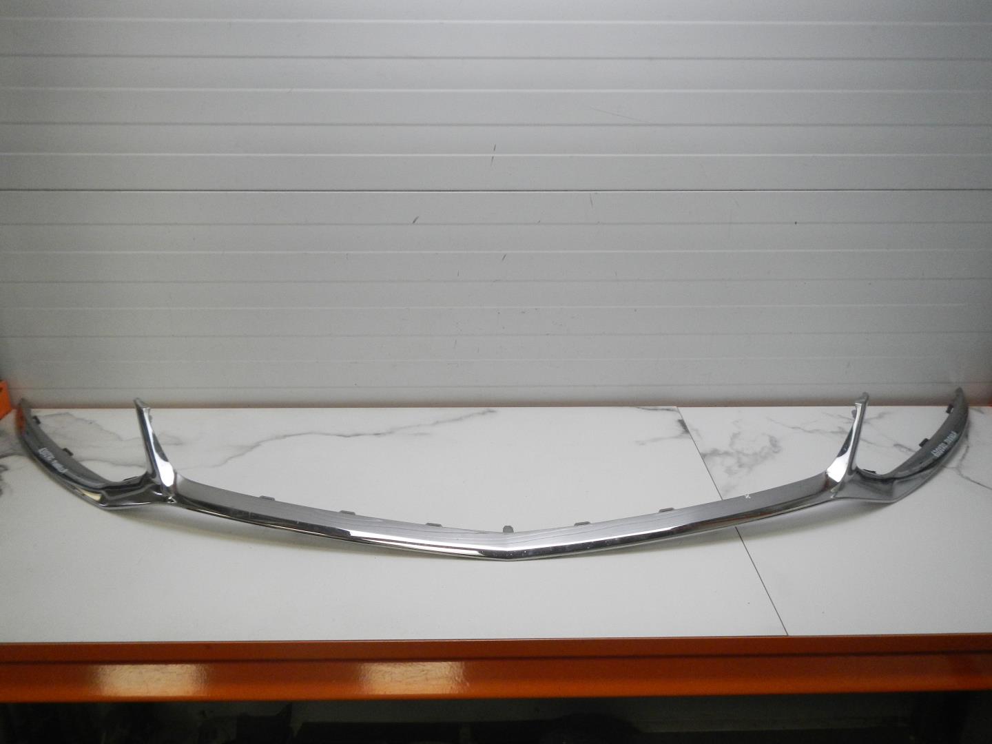 Молдинг переднего бампера