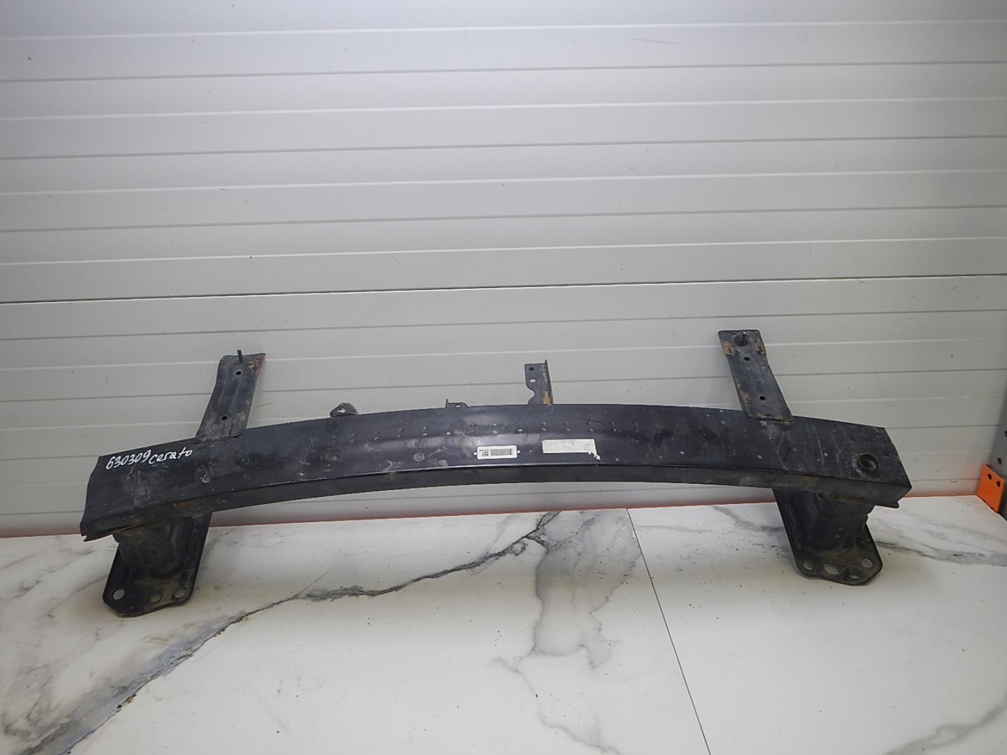 Усилитель переднего бампера