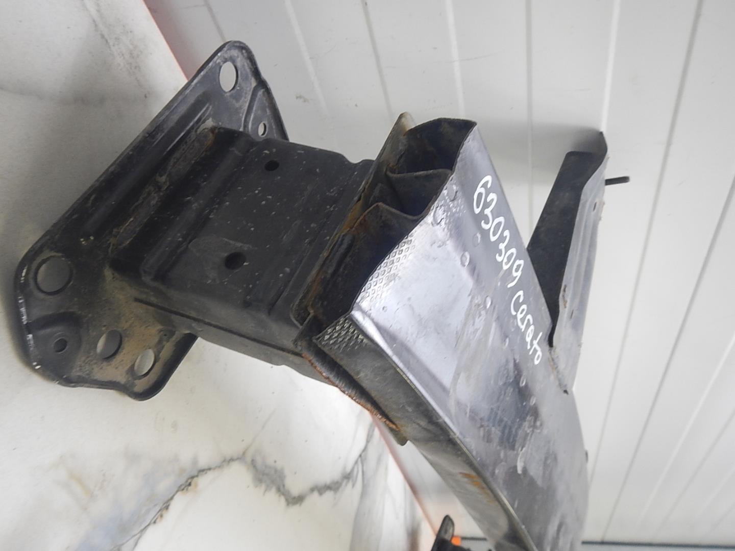 Усилитель переднего бампера