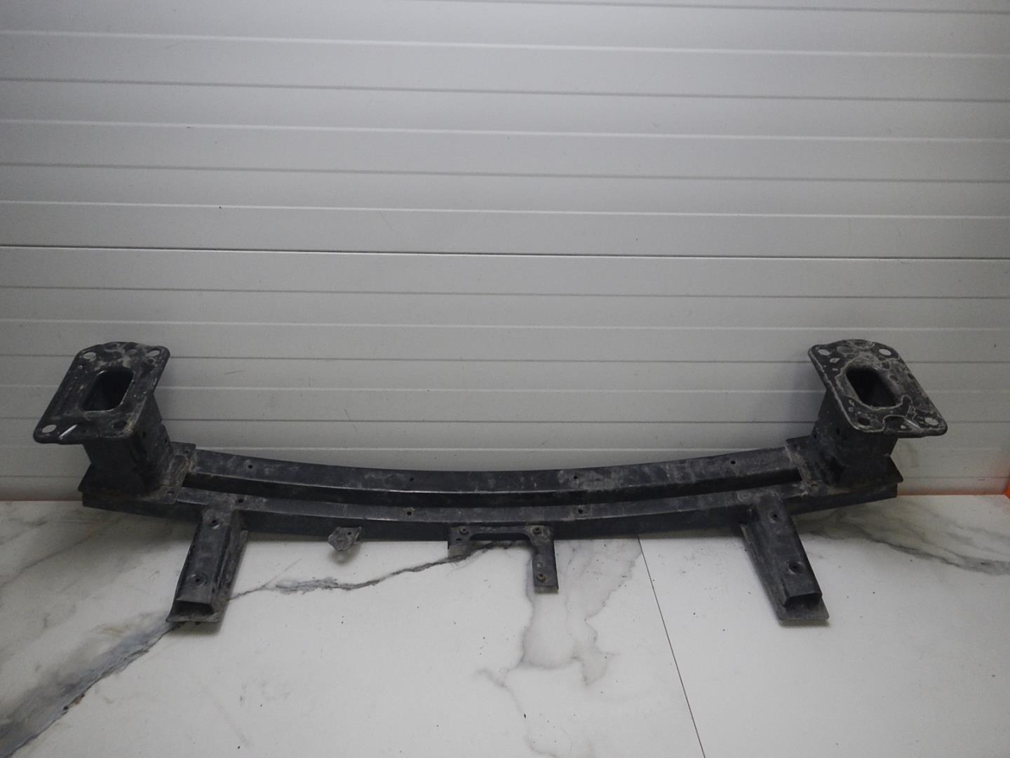 Усилитель переднего бампера