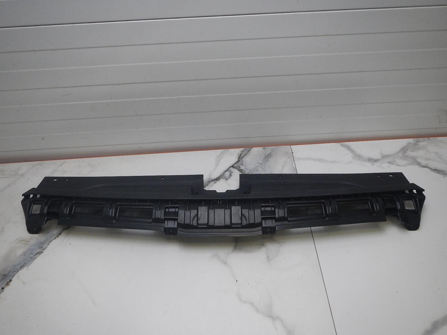 Кожух замка капота