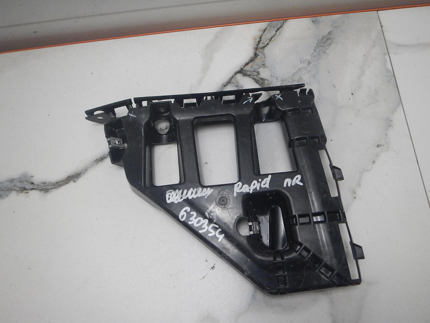 Кронштейн переднего бампера правый