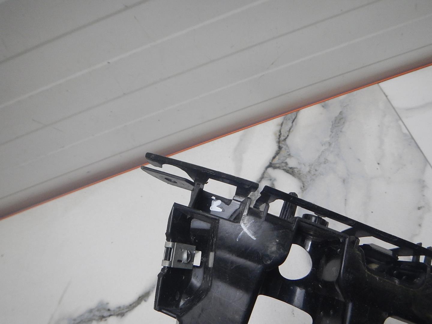 Кронштейн переднего бампера правый