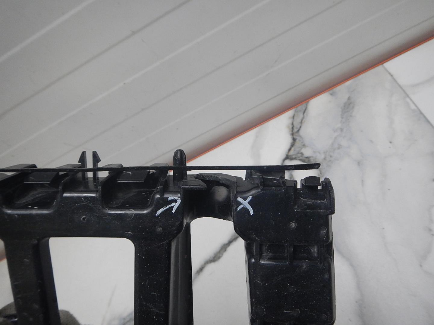 Кронштейн переднего бампера правый