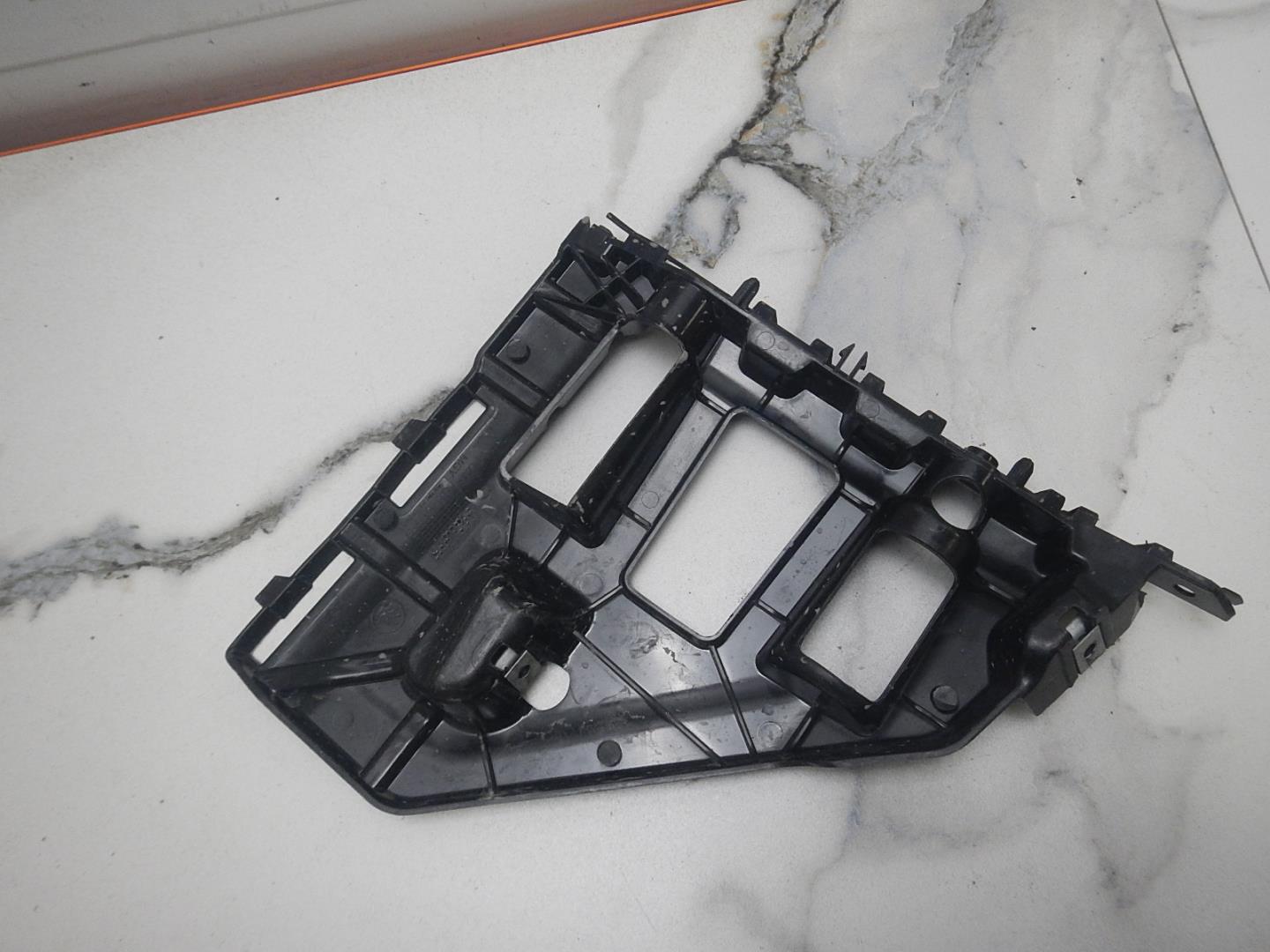 Кронштейн переднего бампера правый