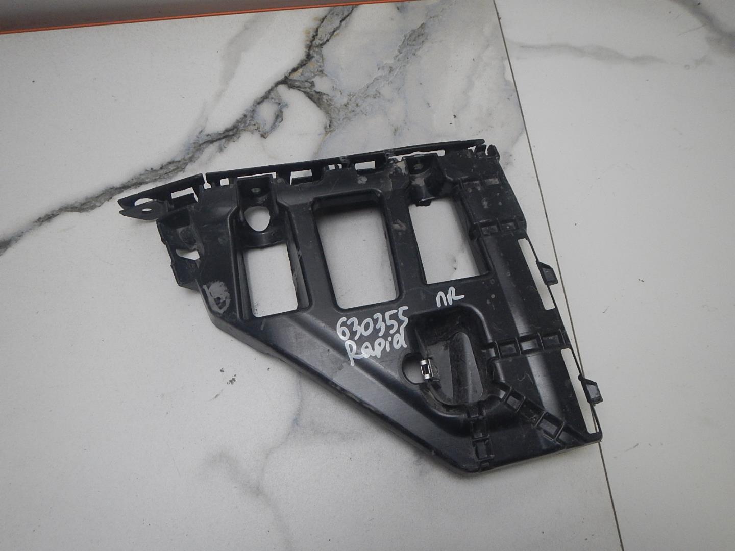 Кронштейн переднего бампера правый