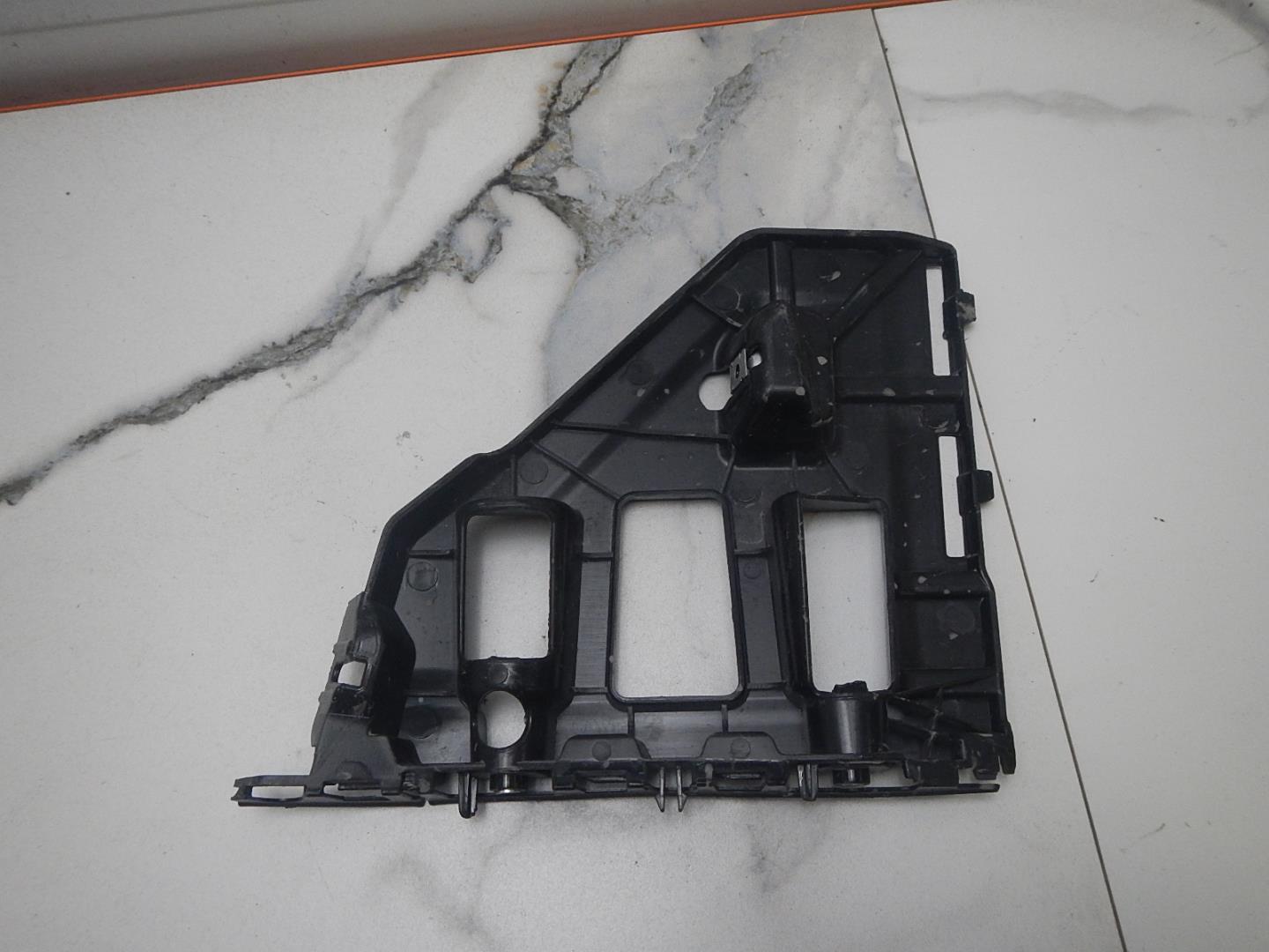 Кронштейн переднего бампера правый