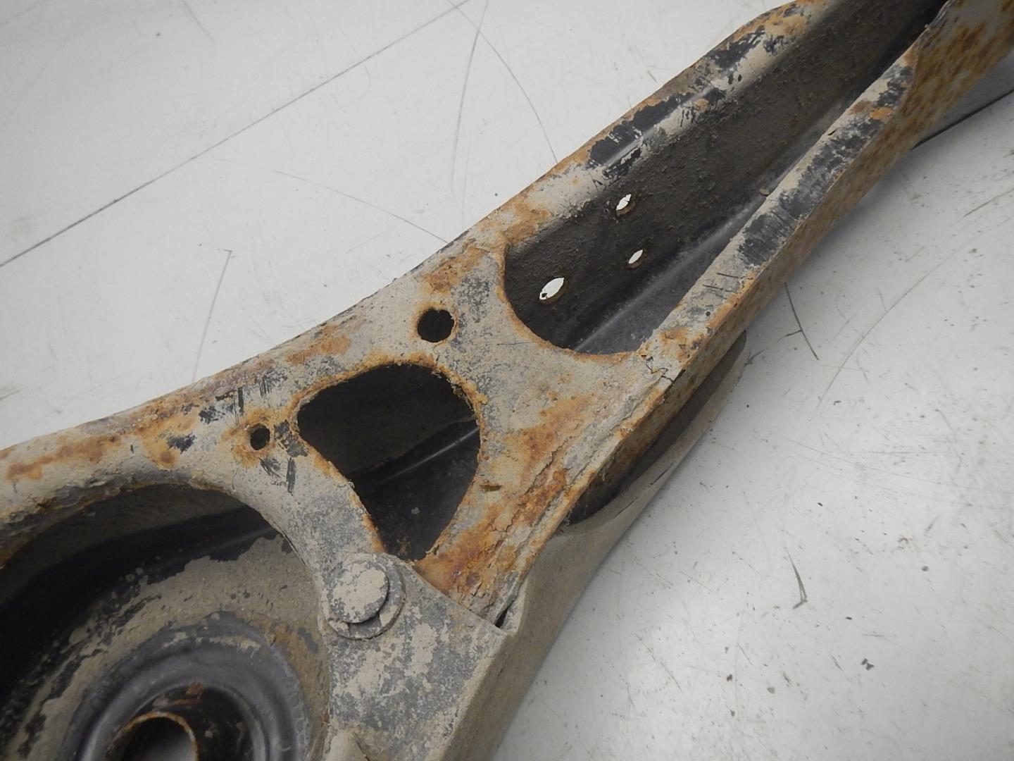 Рычаг задний нижний правый