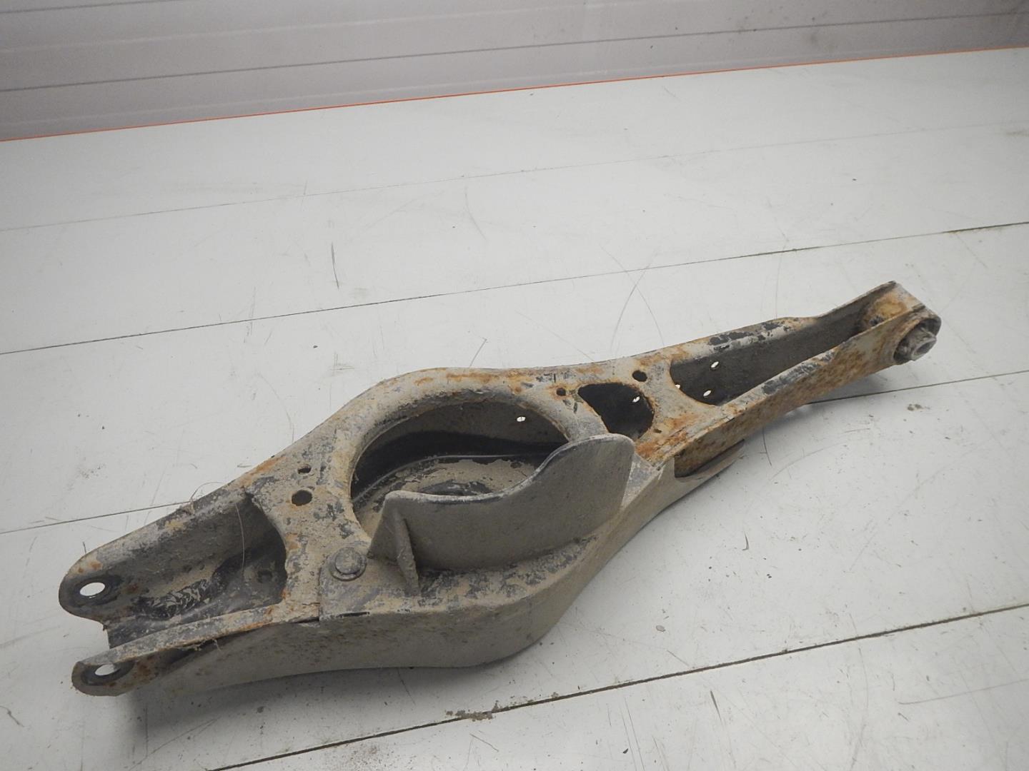 Рычаг задний нижний правый