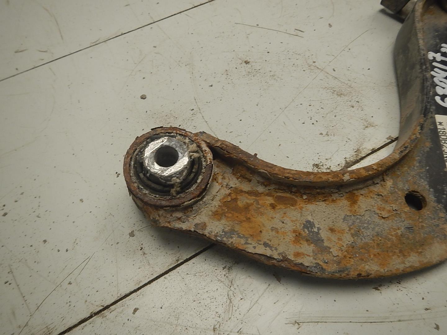 Рычаг задний верхний левый