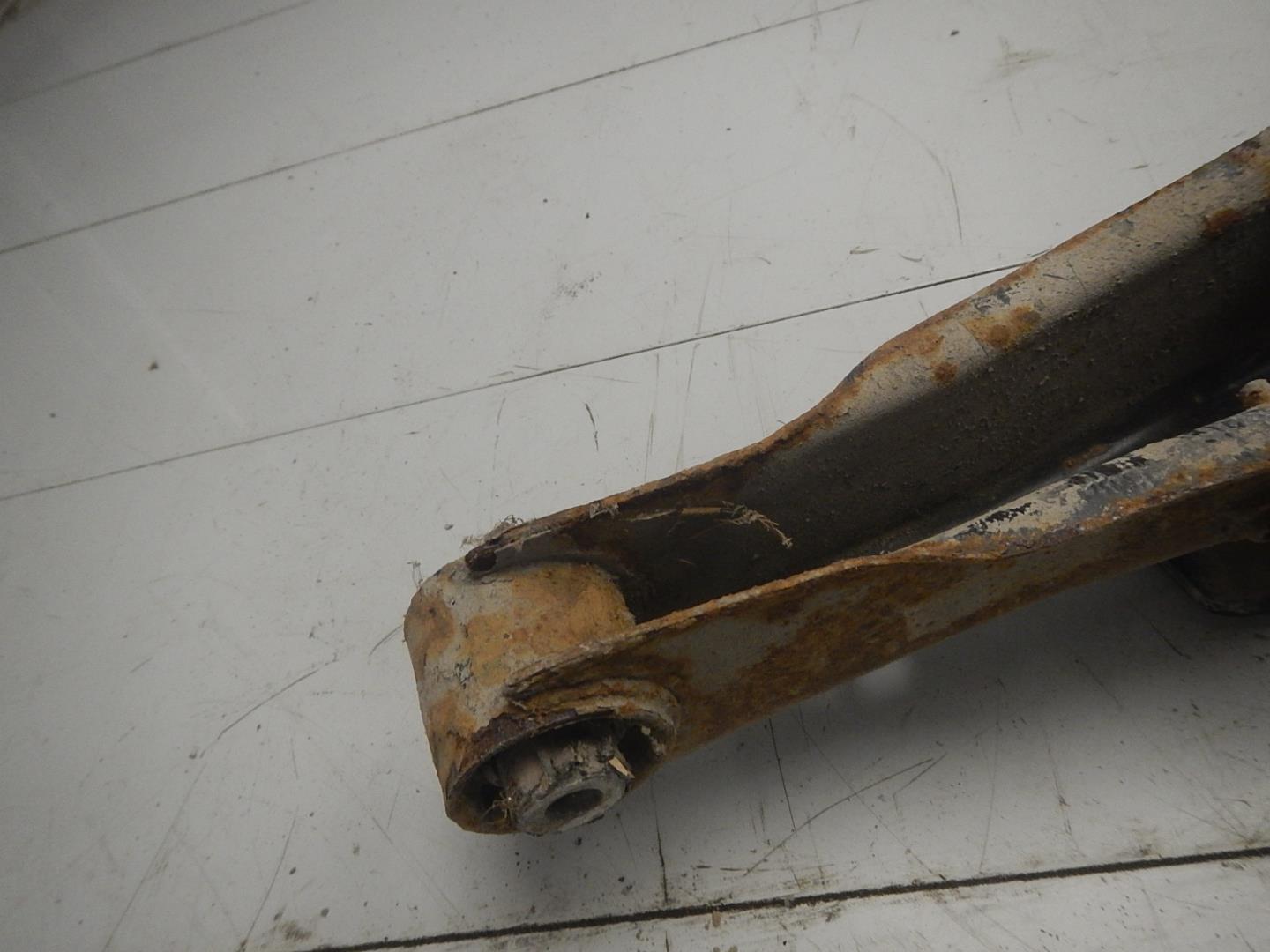 Рычаг задний нижний левый