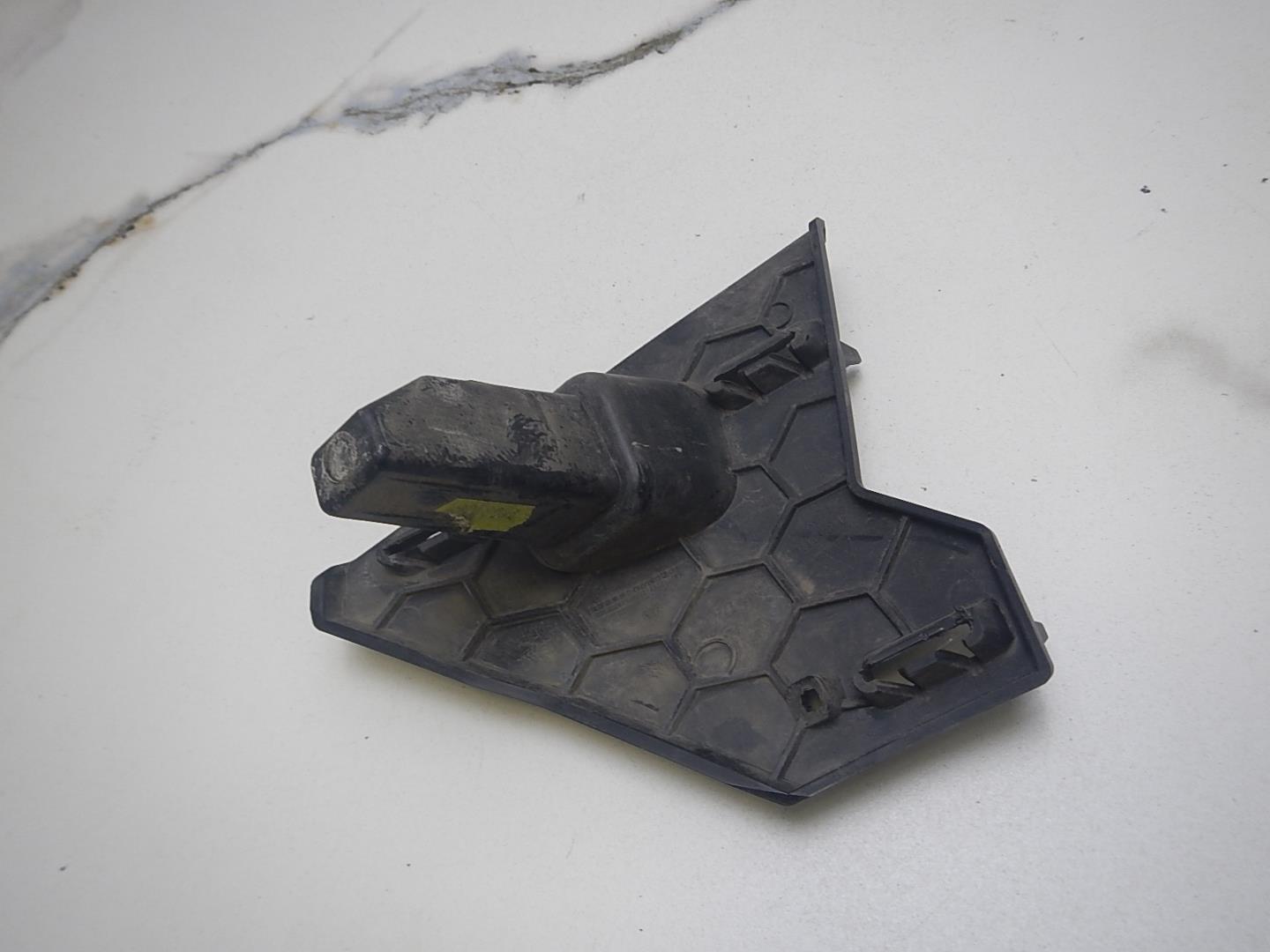 Кронштейн решетки радиатора