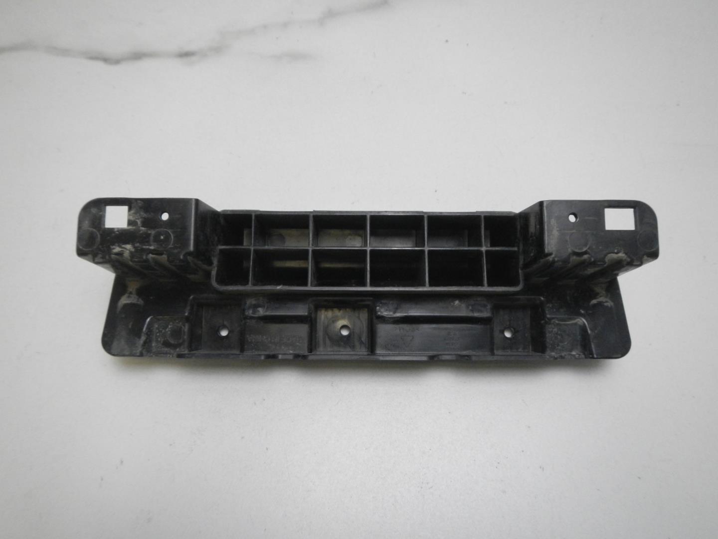 Кронштейн решетки радиатора