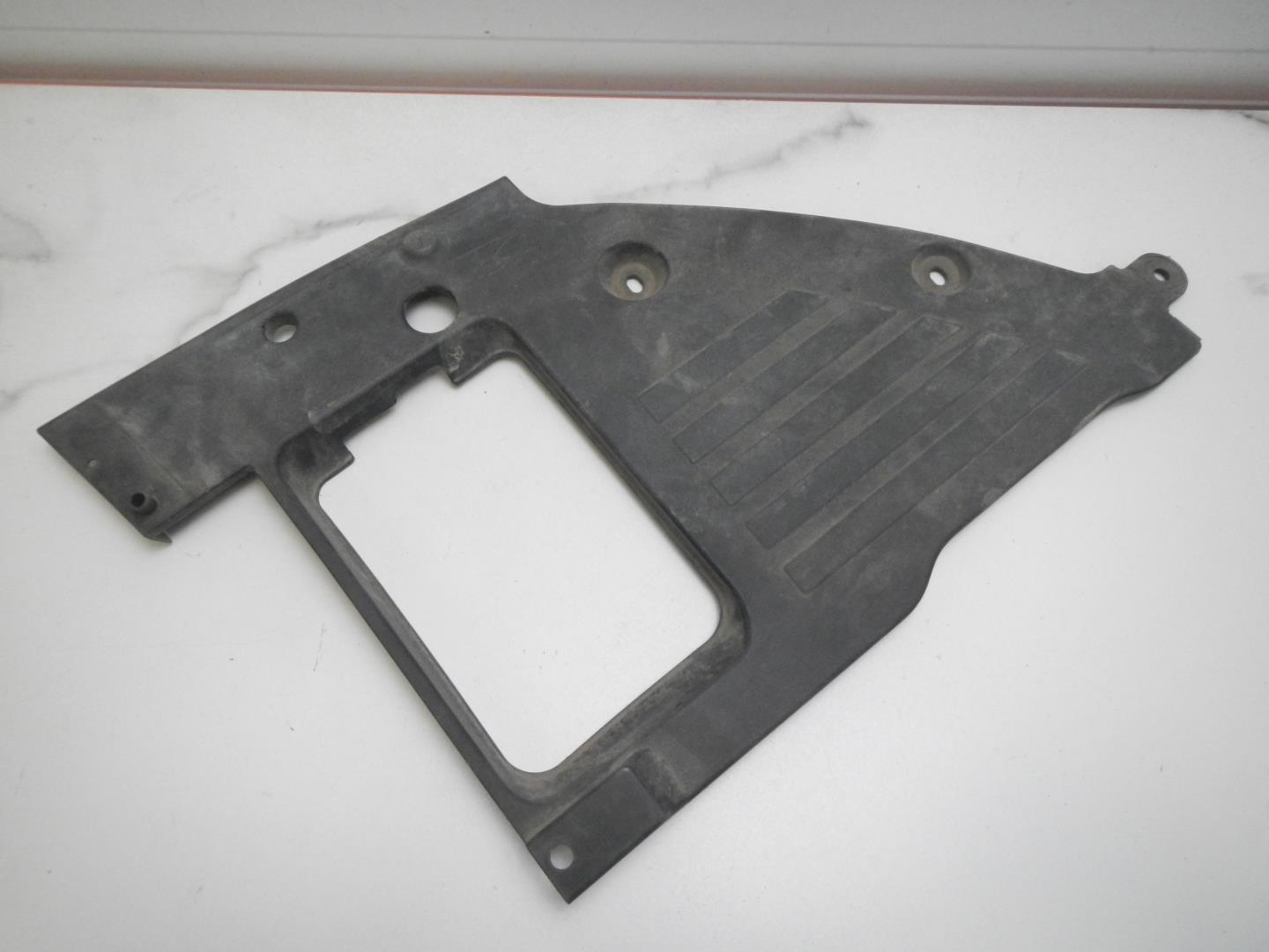 Кожух замка капота