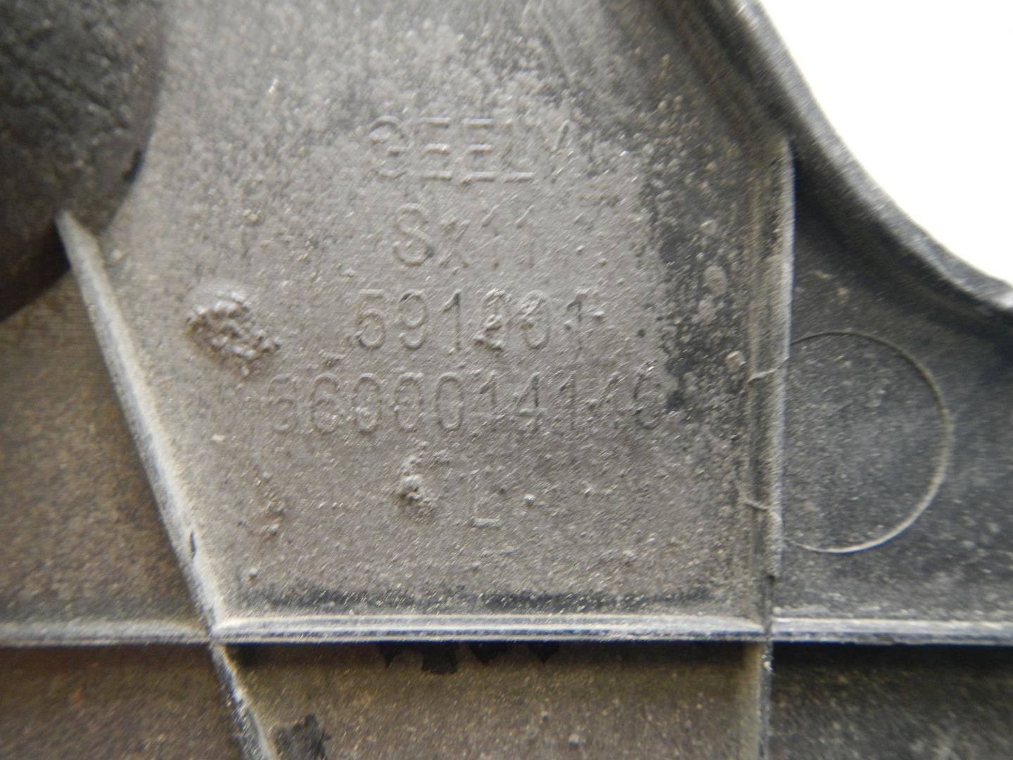 Кожух замка капота