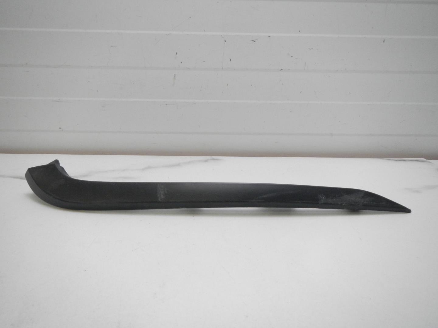 Молдинг переднего бампера левый