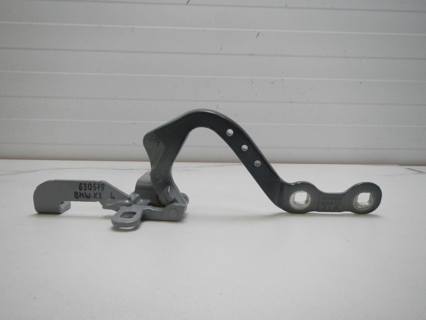 Петля крышки багажника