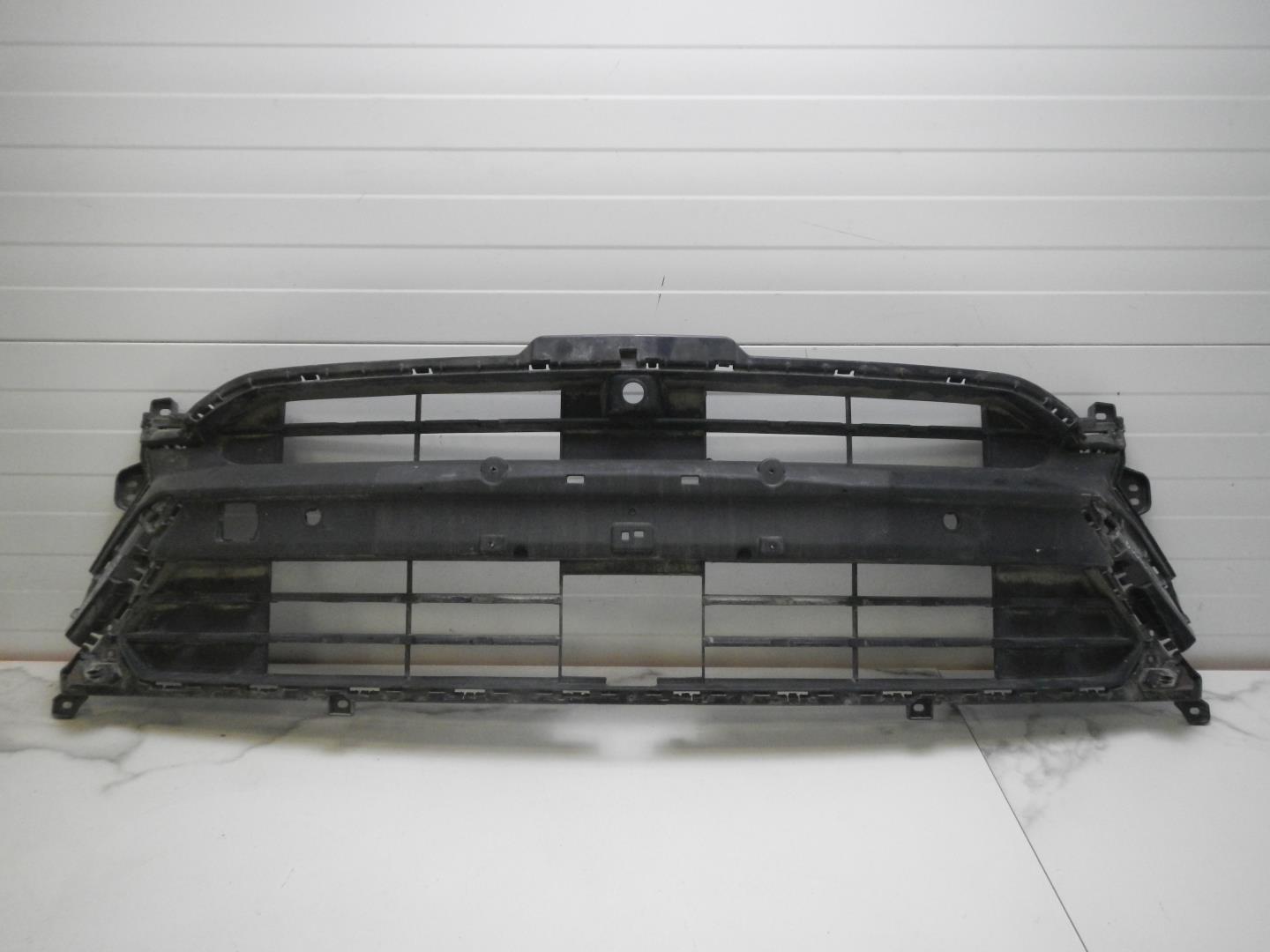 Решетка в бампер центральная