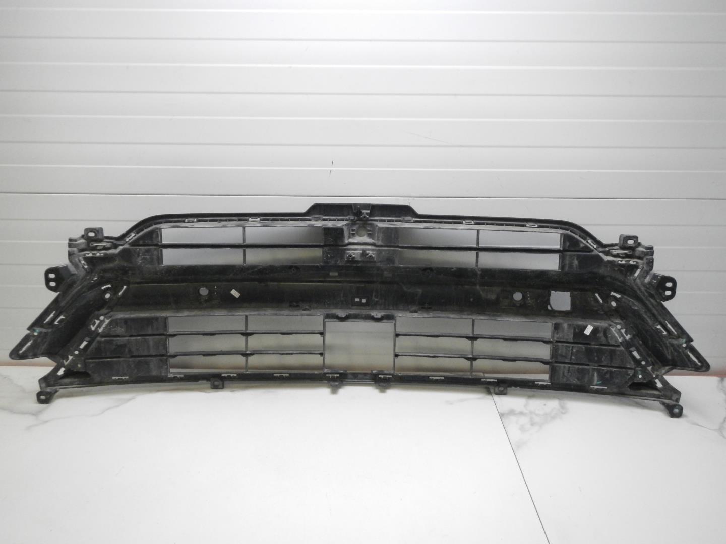 Решетка в бампер центральная