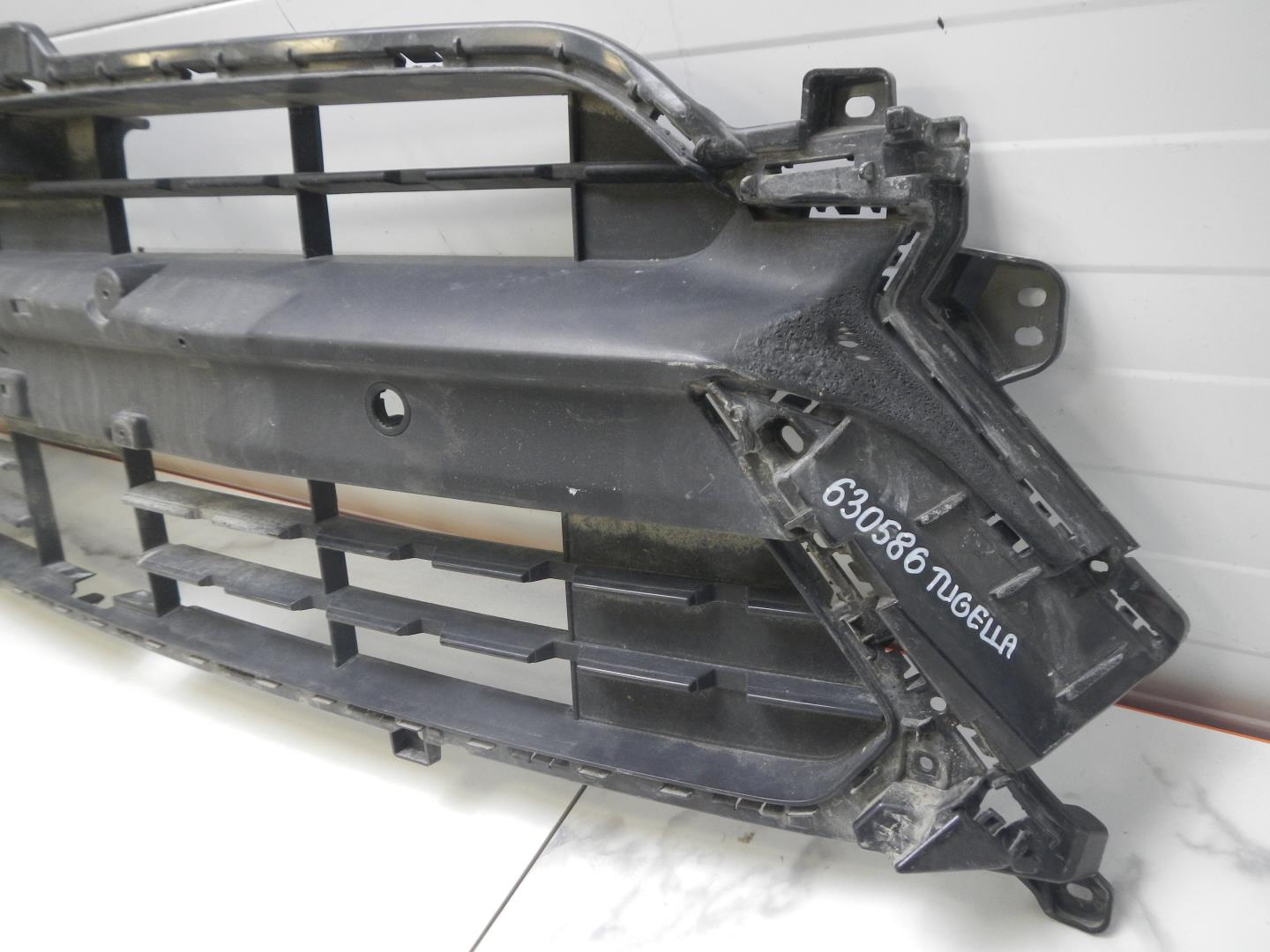 Решетка в бампер центральная