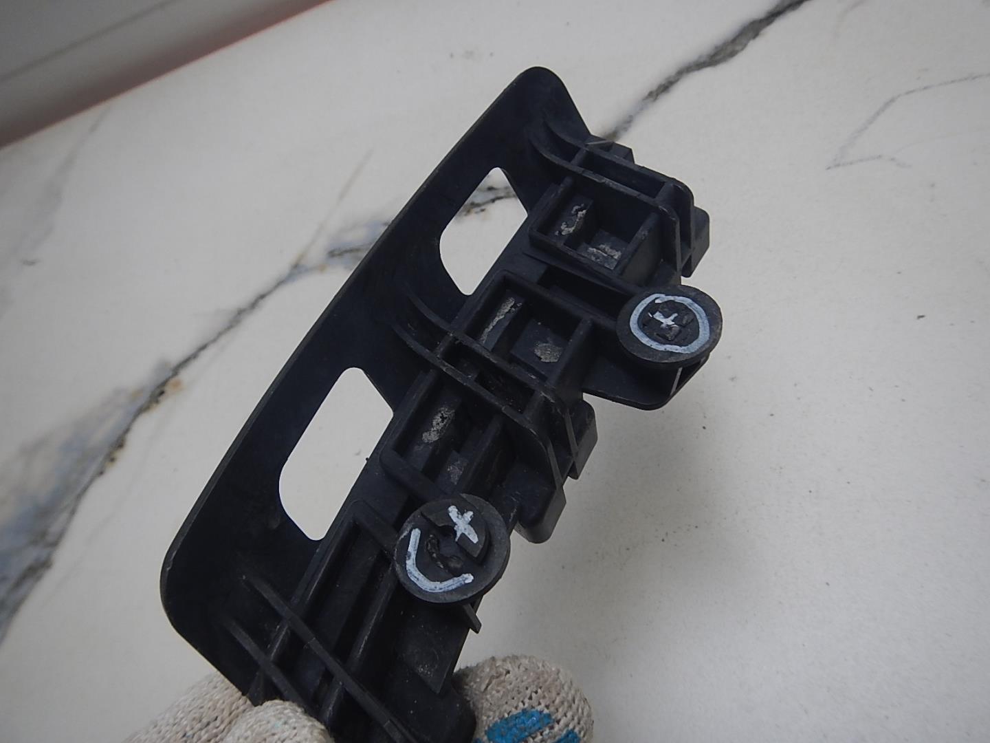 Кронштейн заднего бампера левый