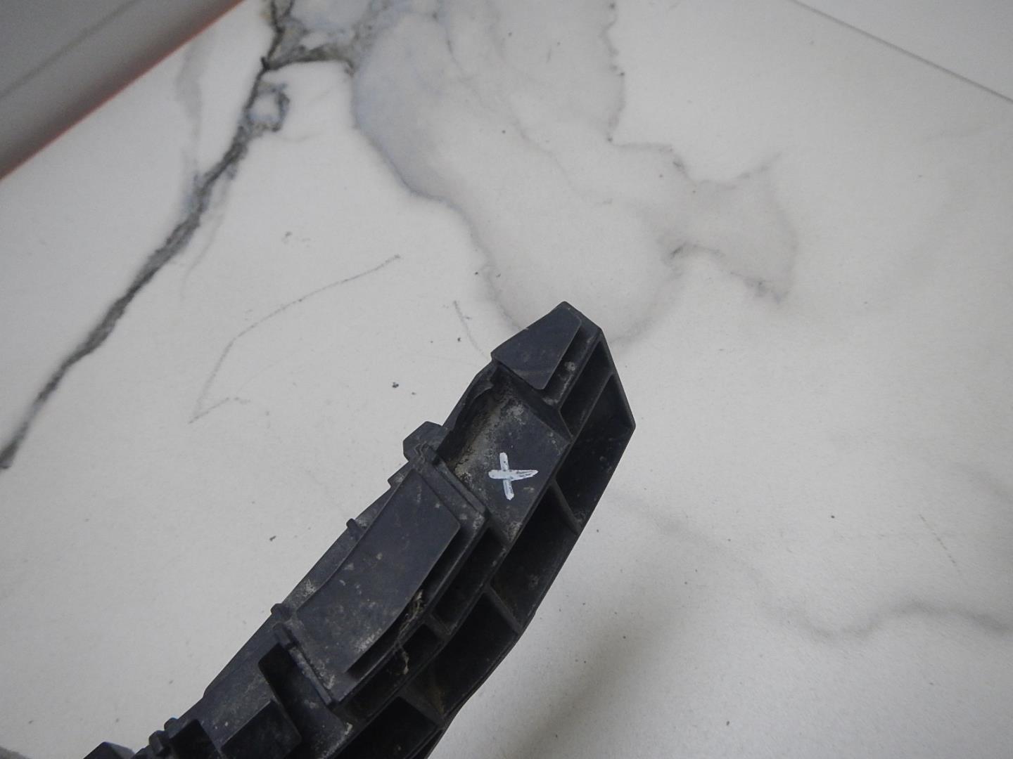 Кронштейн переднего бампера правый