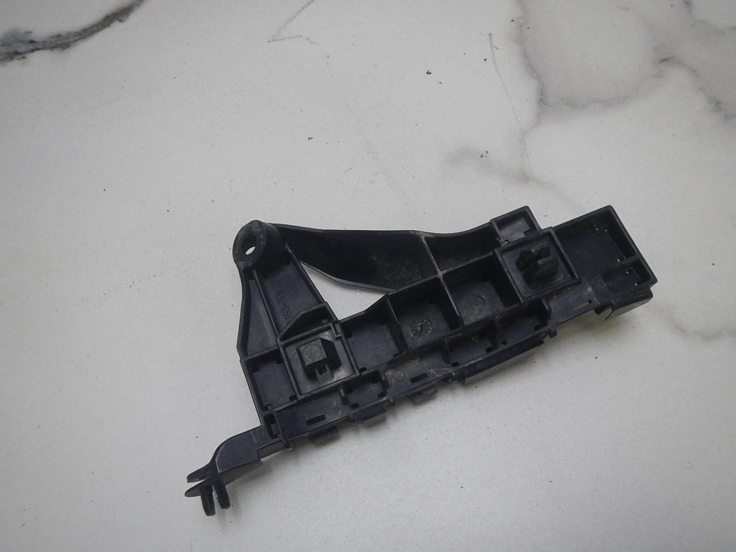 Кронштейн переднего бампера правый