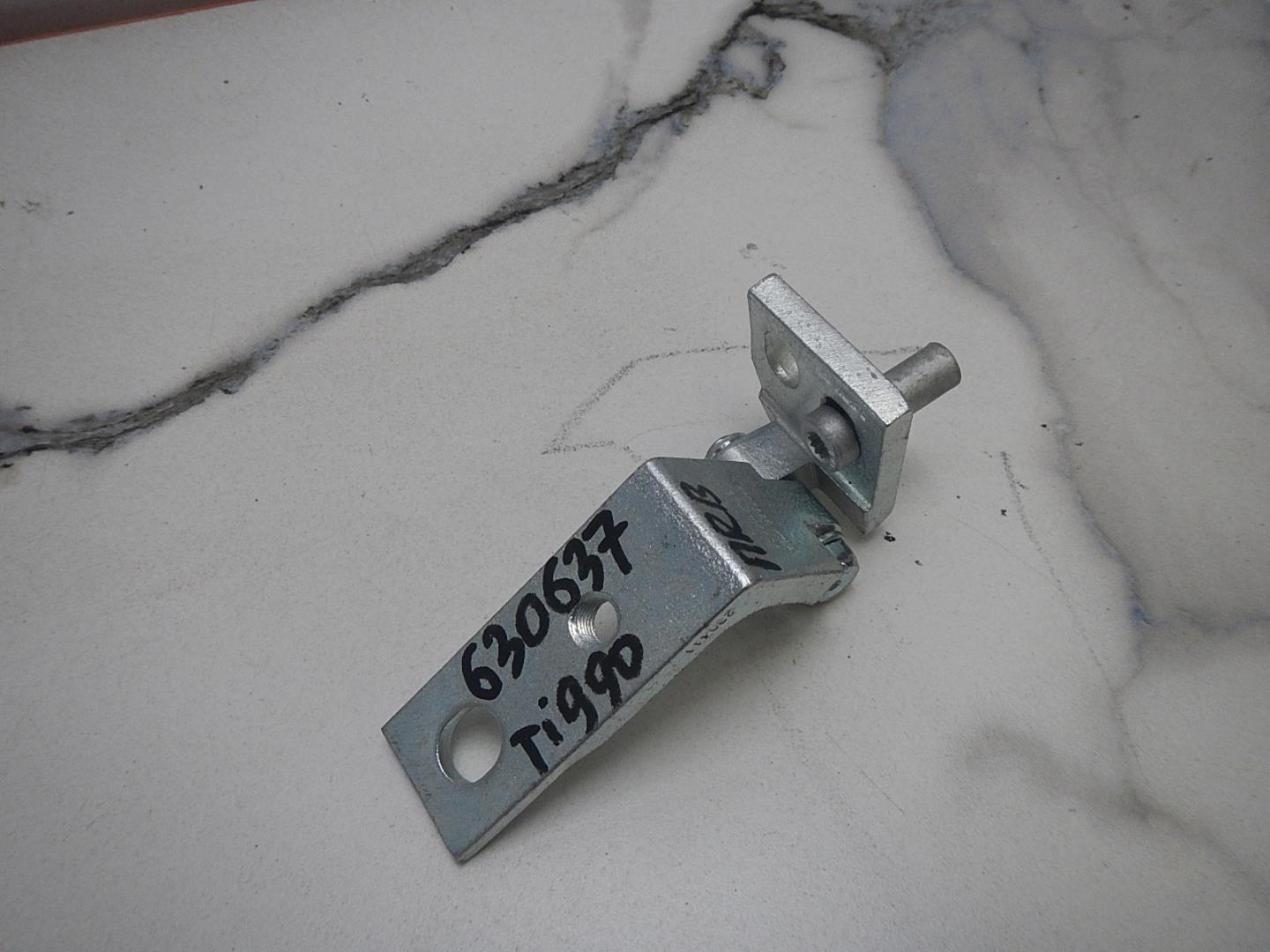 Петля двери передней правой верхняя