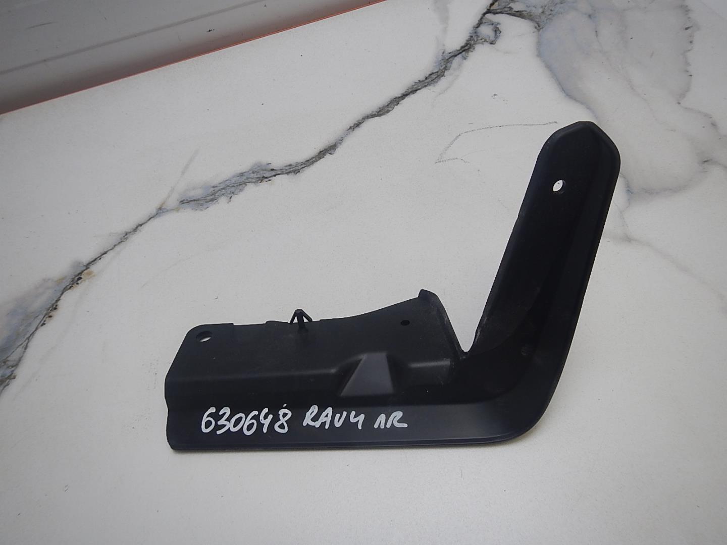 Брызговик передний правый